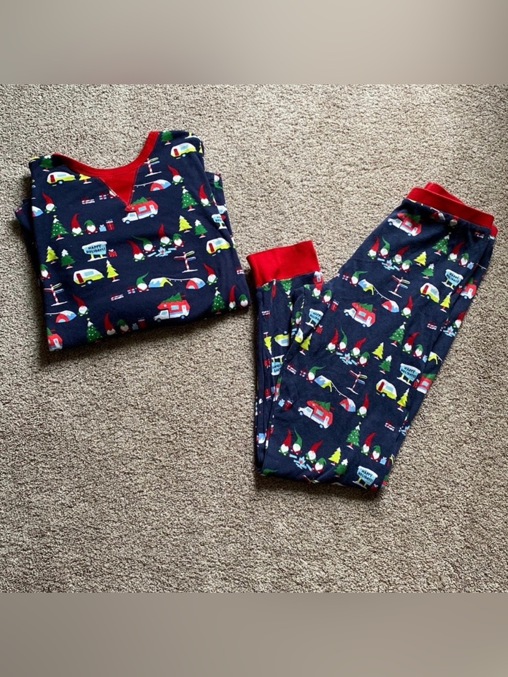 Men’s gnomes blue holiday print pajama set. Size small. 100% cotton.